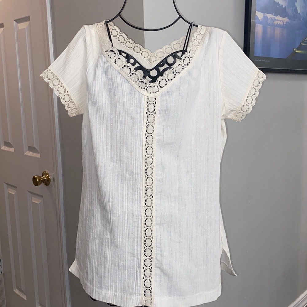 Cute flowy off white t-shirt